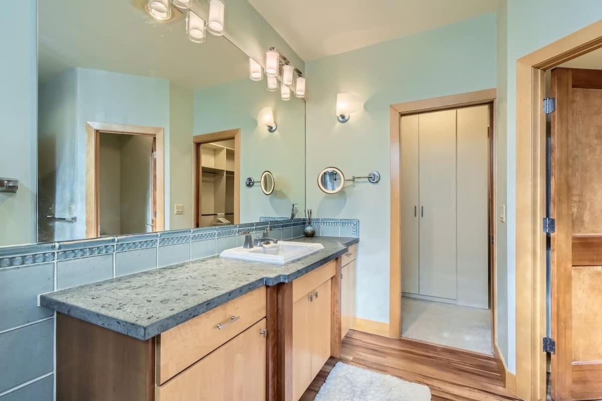 High-end 4bd Executive Retreat In Cherry Creek Family Holiday home Denver